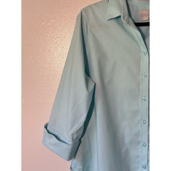 CHICO'S Medium Ice Blue Top No Iron Chic Button Down Stretch Career Preppy - Picture 4 of 7